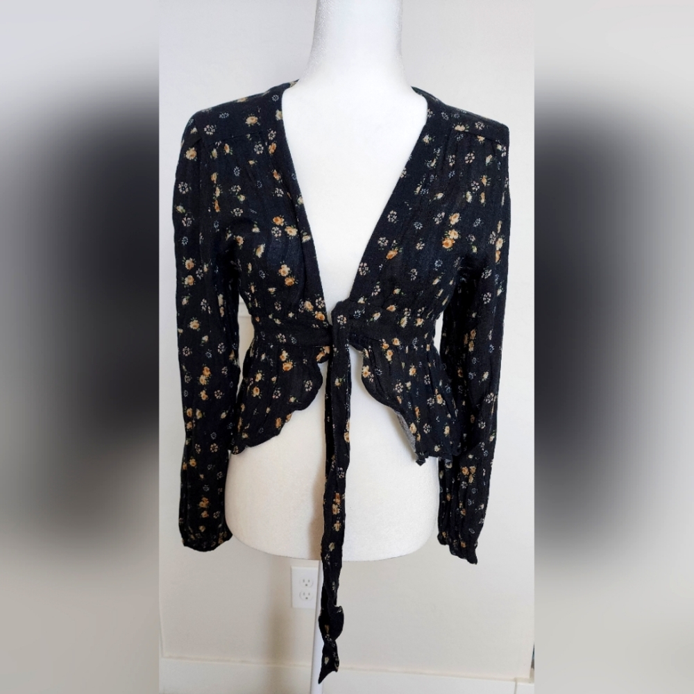 NWT American Eagle Black Floral Top Juniors Medium